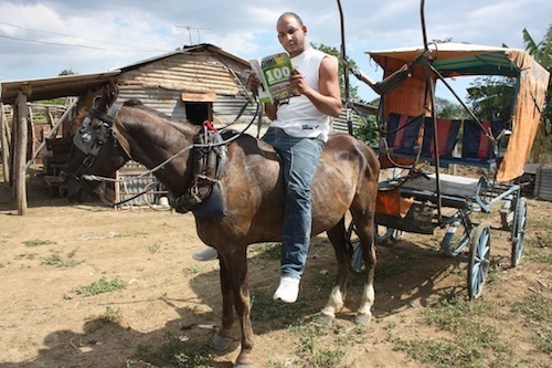 Un jeune lisant le magazine sur son cheval • Frédéric Sita-Depaget